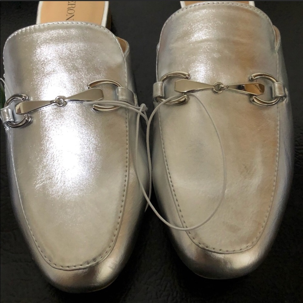 Woman’s silver slides size 8